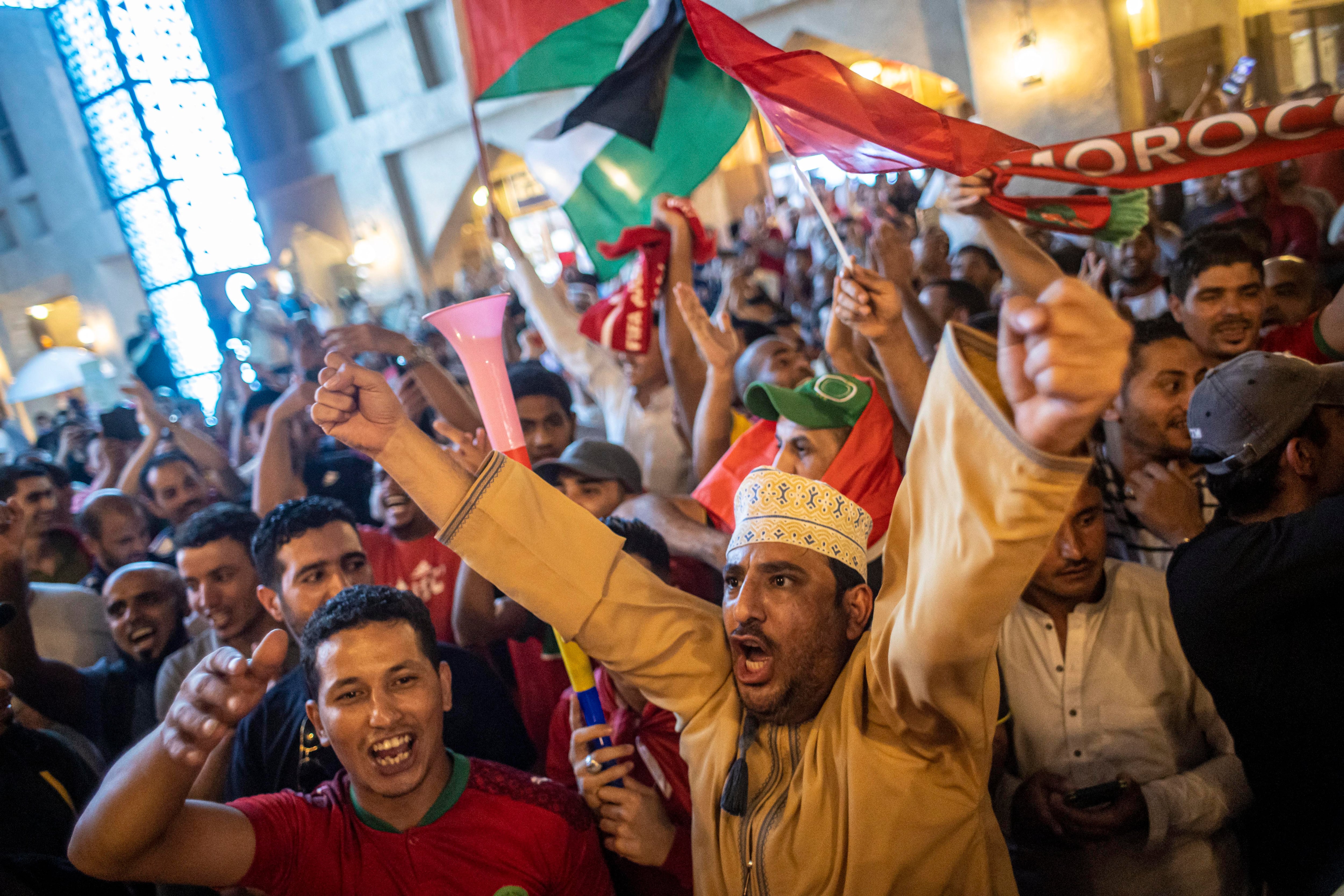 Aficionados de Marruecos celebran en el mercado Souq Waqif de Doha, Qatar.