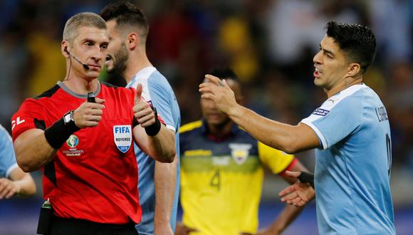 Anderson Daronco cuestionado por una jugada polémica en el Perú vs Uruguay en Montevideo | Foto: Reuters
