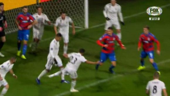 El defensor del Real Madrid, por poco, introduce la pelota dentro de su propio arco ante una ataque claro del Viktoria Plzen. (Video: FOX Sports)