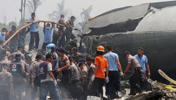 Mueren más de 70 personas al estrellarse un avión en Indonesia