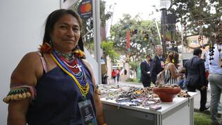 Feria de arte nativa expone productos en parque Kennedy