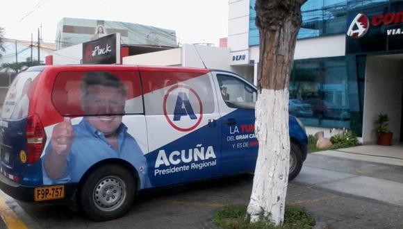 Acuña usa vehículo y local de su universidad para hacer campaña