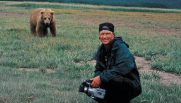 Timothy Treadwell en el proceso de filmación de osos grizzly. (FOTO: @earthdombaby, Twitter).