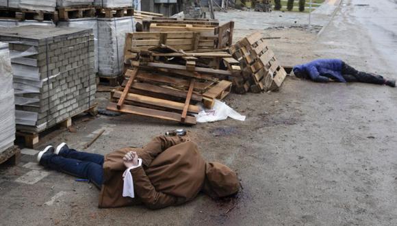Los cuerpos de los civiles ucranianos muertos en la invasión rusa yacen en una calle de la pequeña ciudad de Bucha en el área de Kiev (Kiev), Ucrania.