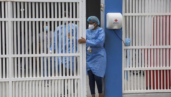 Un trabajador de la salud cierra la puerta de la unidad Covid del hospital Moscoso Puello en Santo Domingo. (Foto Referencial: Erika SANTELICES / AFP).