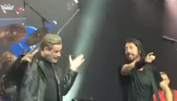 Facebook: John Travolta y Foo Fighters sorprenden al cantar juntos en concierto