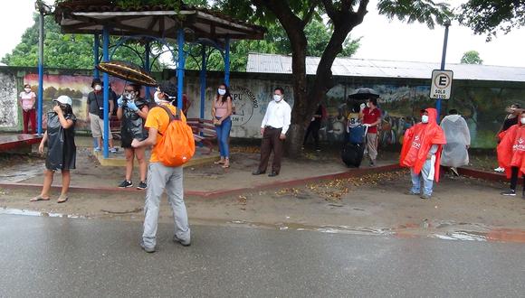 En medio de una torrencial lluvia, los pasajeros llegaron hasta la Gerencia Territorial Bajo Mayo del Gobierno Regional de San Martín. (Foto: Hugo Anteparra)