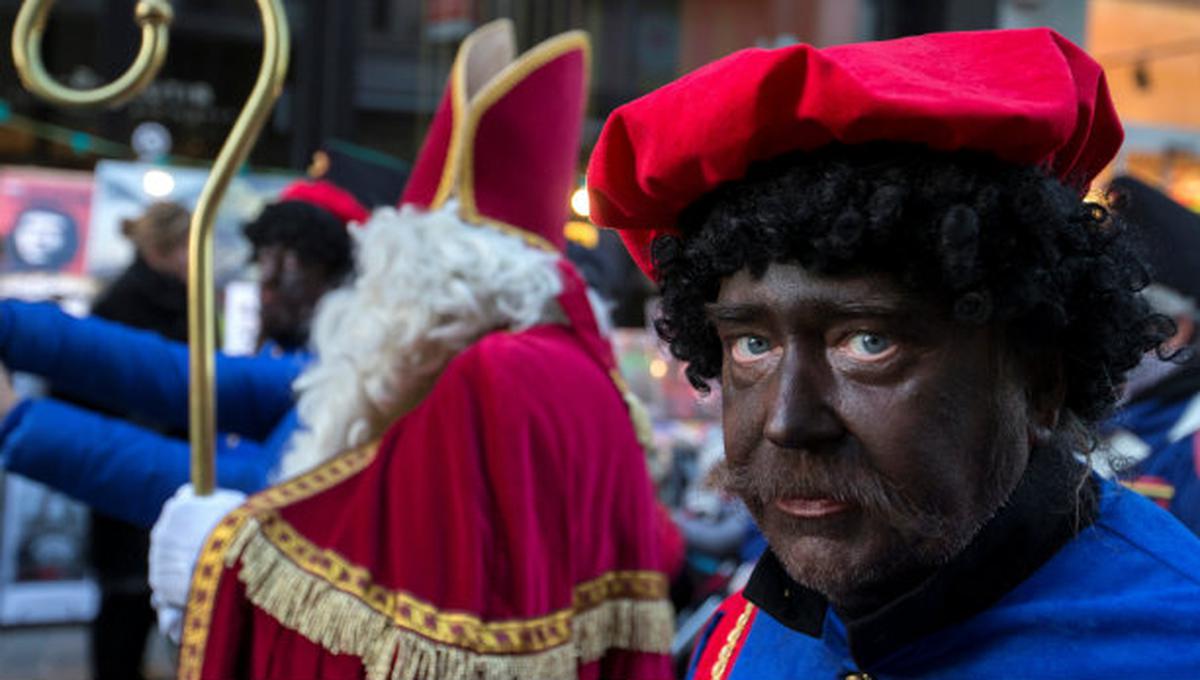 En Holanda han intentado modificar el aspecto de Zwarte Piet para ser menos ofensivo, sin embargo, muchos ciudadanos no quieren dejar de lado su aspecto tradicional (Foto: Reuters)