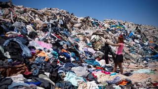 Cómo el desierto de Atacama se convirtió en el basurero de la “moda rápida” en Chile