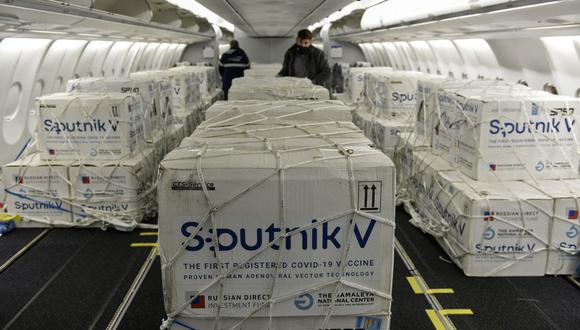 Contenedores con parte de un envío 609.965 vacunas Sputnik V contra el coronavirus COVID-19 en la cabina de un avión de Aerolíneas Argentinas a su llegada desde Rusia. (Foto: AFP).