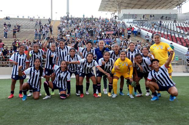 Alianza Lima celebrando el triunfo junto a su hinchada. (Foto: Liga Femenina)