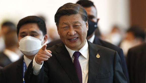 El presidente de China, Xi Jinping, hace un gesto después de la 29.ª Reunión de Líderes Económicos de APEC (AELM) durante la cumbre de Cooperación Económica Asia-Pacífico (APEC) en Bangkok el 18 de noviembre de 2022. (Foto de Rungroj YONGRIT / POOL / AFP)