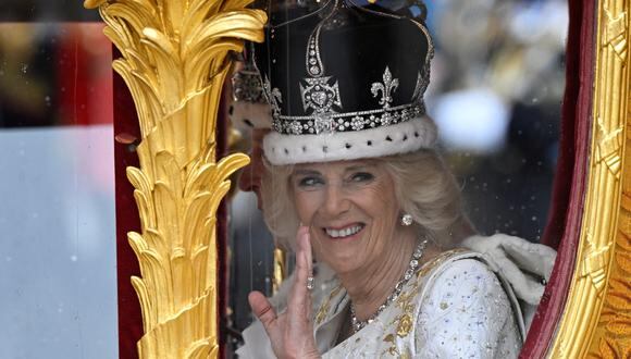 El rey Carlos III de Gran Bretaña con la corona del estado imperial y la reina Camila, con una versión modificada de la corona de la reina María, salen de la Abadía de Westminster después de las ceremonias de coronación en el centro de Londres el 6 de mayo de 2023. (Foto de TOBY MELVILLE / PISCINA / AFP)