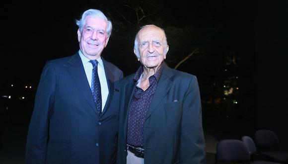 Mario Vargas Llosa y Fernando de Szyszlo durante la presentación en el MAC del libro del pintor. Año 2015. (Foto: Franz Krajnik/ El Comercio)