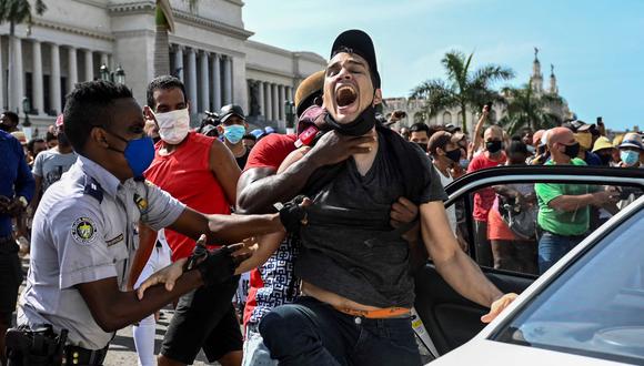 En esta foto del 11 de julio de 2021, un hombre es arrestado durante una manifestación contra el gobierno del presidente de Cuba Miguel Díaz-Canel en La Habana. (YAMIL LAGE / AFP).