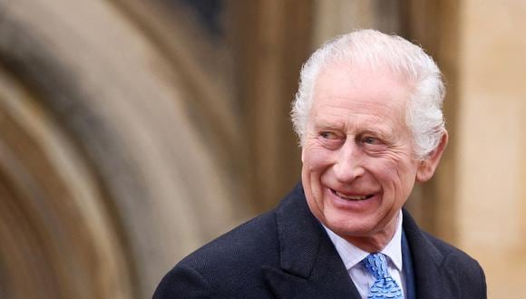 El rey Carlos III de Gran Bretaña reacciona al salir de la Capilla de San Jorge, en el Castillo de Windsor, después de asistir al Servicio de Pascua Mattins, el 31 de marzo de 2024. (Foto de Hollie Adams / POOL / AFP)