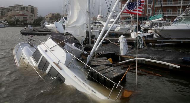 Una bandera estadounidense ondea desde un barco dañado por el huracán Sally en Pensacola, Florida, Estados Unidos. (Foto: REUTERS / Jonathan Bachman).