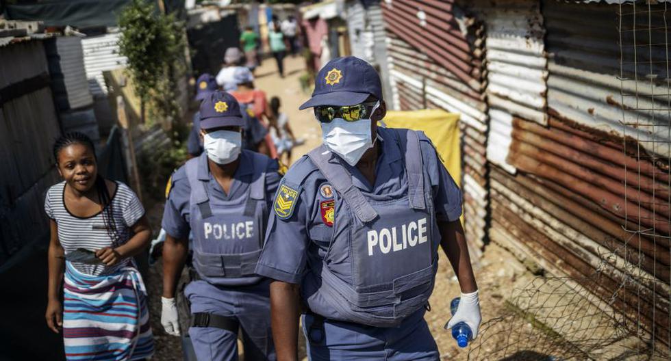 Miembros del Servicio de Policía de Sudáfrica (SAPS) usan mascarillas y guantes en medio de la preocupación por la propagación del coronavirus. (Foto: AFP).