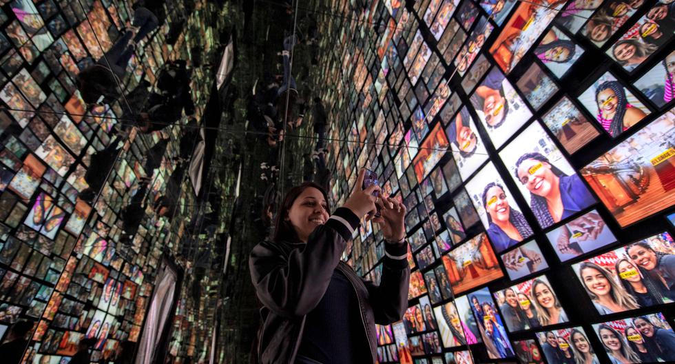 Una mujer toma una fotografía mientras visita la exposición "Museo de mí", en la que las publicaciones de la cuenta de Instagram del visitante son analizadas e interpretadas a través de inteligencia artificial, en el Centro Cultural del Banco de Brasil en Río de Janeiro, Brasil. (Foto: AFP)