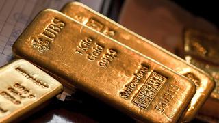 Precios del oro retroceden en medio de debilidad global del dólar