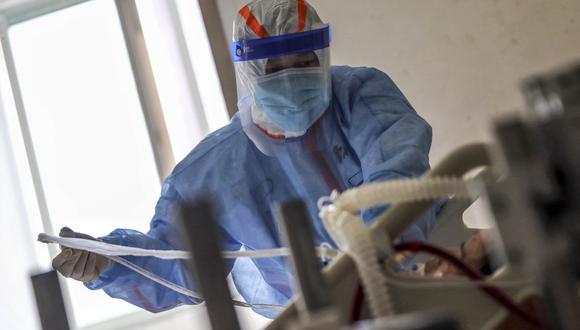 Un médico atiende a un paciente de COVID-19 en un hospital de Italia. (Foto: STR / AFP)