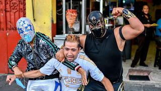 Luchadores enmascarados reparten mascarillas contra el coronavirus en México | FOTOS