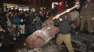 Ucrania: manifestantes derribaron la estatua de Lenin [FOTOS]