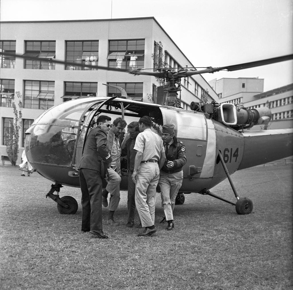 Instantes de la llegada de Fernando Melzi al Hospital Militar, ubicado en Jesús María. Imagen tomada el 25 de mayo de 1968. (Foto: GEC Archivo Histórico)
