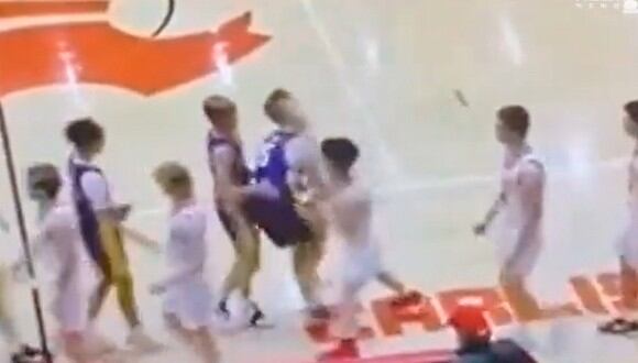 Un partido de baloncesto infantil en Estados Unidos terminó en agresión y el video se convirtió en viral en las redes sociales. | Créditos: @KCCINews / Twitter.