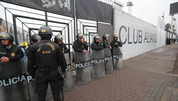 Hinchas de Universitario de Deportes apoyaron a los de Alianza Lima. (Foto: Lino Chipana / El Comercio)