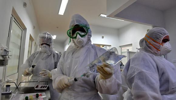 Personal de salud en un hospital de Túnez. (Foto: FETHI BELAID / AFP)