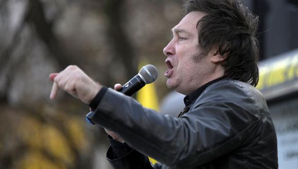 El economista libertario argentino Javier Milei, candidato a legislador por el partido Avanza Libertad, ofrece una clase pública abierta de economía en la plaza San Martín de Buenos Aires el 19 de octubre de 2021. (JUAN MABROMATA / AFP).