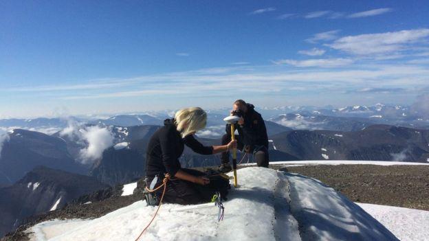 Gunhild Ninis Rosqvist realizando mediciones de la cumbre Kebnekaise, durante la ola de calor, en Suecia. (Foto: AFP)
