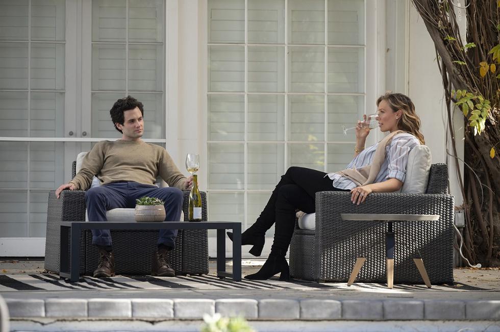 En el último capítulo de la segunda temporada de “You”,  Joe Goldberg (Penn Badgley) y Love Quinn (Victoria Pedretti) terminaron instalándose en un barrio de Los Angeles para criar a su pequeño Henry. Siguiendo sus bajos instintos, ni bien llegó a la zona,  Joe se puso a espiar a su nueva vecina Natalie a través del jardín. (Foto: Netflix)