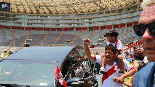 Hinchas se acercaron al vehículo que trasladaba los restos de Daniel Peredo por la pista atlética del Estadio Nacional para darle el último adiós. (Foto: Andina)