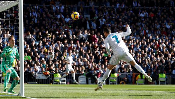 Cristiano Ronaldo demostró estar muy atento en todas las jugadas. En esta acción le avisó al Barcelona que en el más mínimo descuido puede convertir un tanto. (Foto: AFP)