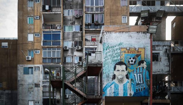 Fotografía de un mural con la imagen del jugador argentino Carlos Tevez en el barrio Fuerte Apache. (EFE/Juan Ignacio Roncoroni).
