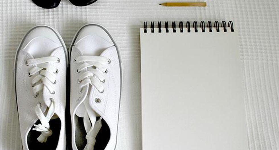 Las zapatillas blancas están muy de moda, pero mantenerlas limpias es difícil. (Foto: Pixabay)
