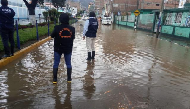 Lluvia torrencial asustó a los pobladores y comerciantes de Huaraz esta tarde. (COER, Yanina Chávez, Facebook)
