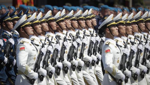 Soldados del Ejército Popular de Liberación de China marchan en la Plaza Roja de Moscú el 24 de junio de 2020. (Foto referencial, Pavel Golovkin / POOL / AFP).