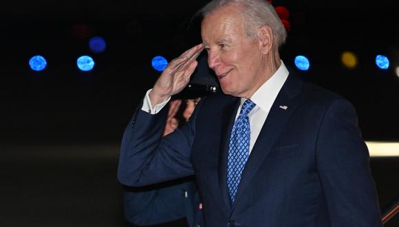 El presidente de EE. UU., Joe Biden, desembarca el Air Force One en la Base Conjunta Andrews en Maryland el 3 de abril de 2023. (Foto de Mandel NGAN / AFP)