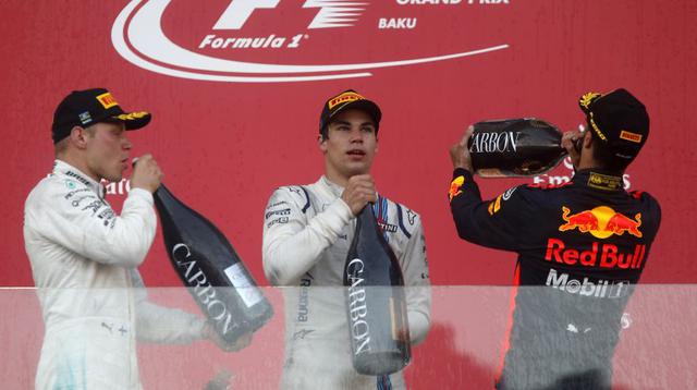 Ricciardo, Bottas y Stroll beben champán. (Foto: Agencias)