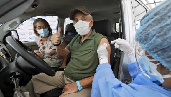 Conoce los puntos de vacunación contra el COVID-19 a los que se puede acudir en auto. Foto: Minsa