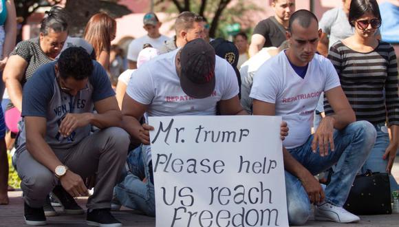 En cartulinas, algunos cubanos ped&iacute;an ayuda y trabajo mientras que otros recordaban que salieron de la isla en busca de libertad ante un r&eacute;gimen que &quot;viola&quot; sus derechos. (Foto: AFP)