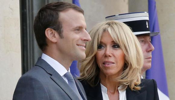Se dice que Brigitte Macron recibe unas 150 cartas cada semana. (AP).