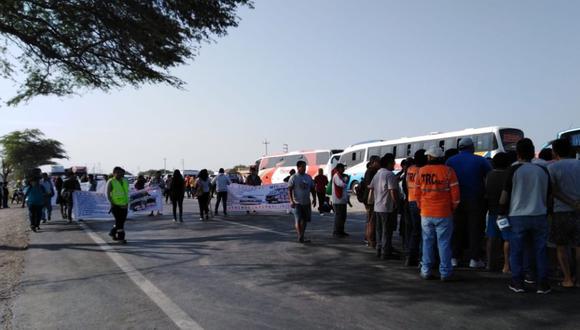 Cientos de pasajeros se han visto perjudicados con el paro de transportistas informales en Sullana. (Foto: Cortesía)
