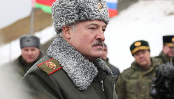 El presidente de Bielorrusia, Aleksandr Lukashenko, asiste a ejercicios conjuntos con las fuerzas armadas de Rusia cerca de la ciudad de Osipovichi, en las afueras de Minsk, el 17 de febrero de 2022. (Maxim GUCHEK / BELTA / AFP).