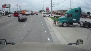 Camionero no se percata que ciclista está a punto de cruzarse en su camino y provoca tremendo accidente
