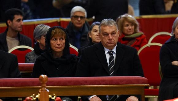 El primer ministro húngaro, Viktor Orban, y los fieles rinden homenaje al ex Papa Benedicto XVI, mientras su cuerpo se encuentra en estado en la Basílica de San Pedro, en el Vaticano, el 3 de enero de 2023. REUTERS/Kai Pfaffenbach