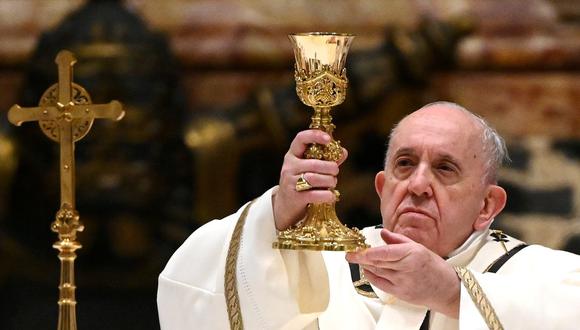 El Papa Francisco dirige la misa en Nochebuena en la Basílica de San Pedro en medio de la pandemia del coronavirus en el Vaticano, el 24 de diciembre de 2020. (Vincenzo Pinto/REUTERS/Archivo).